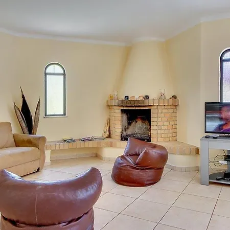 Sleeps 8 Pool Air Con Wifi Sesmarias